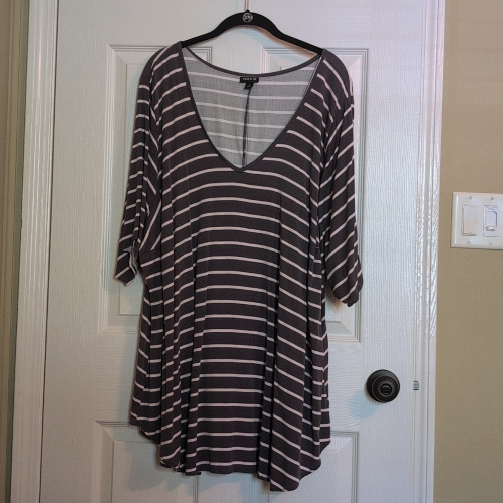 Torrid plus size 5x(28) women’s V neck top